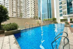 マニラにあるPrime BGC Condo: Uptown Mall & Hyatt #ournw21nの高層ビルの青い大型スイミングプール