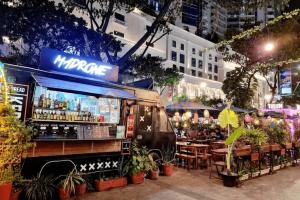 マニラにあるPrime BGC Condo: Uptown Mall & Hyatt #ournw21nのレストラン前に停車するフードトラック