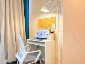 TV a/nebo společenská místnost v ubytování Prime BGC Condo: Uptown Mall & Hyatt #ournw21n