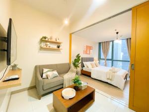 TV a/nebo společenská místnost v ubytování Prime BGC Condo: Uptown Mall & Hyatt #ournw21n