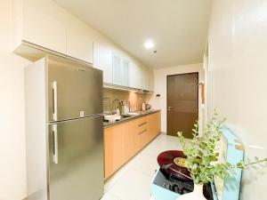 マニラにあるPrime BGC Condo: Uptown Mall & Hyatt #ournw21nの広いキッチン(ステンレス製の冷蔵庫付)