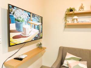 TV a/nebo společenská místnost v ubytování Prime BGC Condo: Uptown Mall & Hyatt #ournw21n