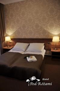 łóżko w pokoju hotelowym z dwoma lampami na stołach w obiekcie Hotel POD RÓŻAMI w mieście Jedlnia-Letnisko