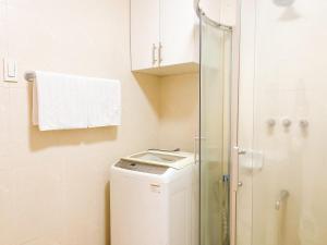 Best Staycation in BGC Central #aatft13j في مانيلا: حمام صغير مع غسالة ملابس ودش +37 صورة