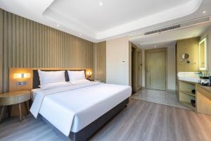 World Hotel Weihai International Bathing Beach Torch 8th Street Branch客房内的一张或多张床位