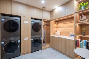 World Hotel Weihai International Bathing Beach Torch 8th Street Branch的厨房或小厨房