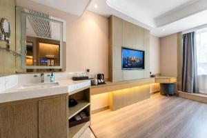 威海World Hotel Weihai International Bathing Beach Torch 8th Street Branch的一间带水槽和镜子的大浴室