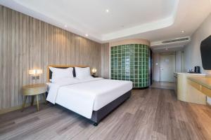World Hotel Weihai International Bathing Beach Torch 8th Street Branch客房内的一张或多张床位