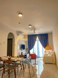 Μια τηλεόραση ή/και κέντρο ψυχαγωγίας στο Desaru Apartment with Swimming pool By Ucome Homestay