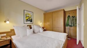 Ένα ή περισσότερα κρεβάτια σε δωμάτιο στο Hotel Birnbacher Hof