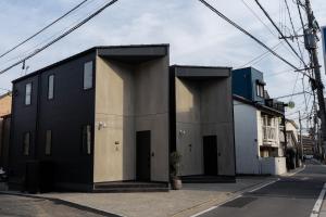 福岡市にあるTRIGON Hotel FUKUOKAの通路脇の白黒建築