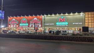 Supermarket nebo jiné obchody v  hotelu nebo okolí