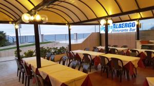 En restaurant eller et spisested på Albergo La Lampara