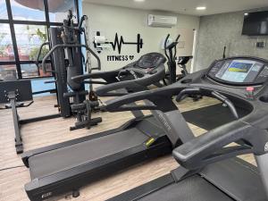 Fitness centrum a/nebo fitness zařízení v ubytování Manaus Hotéis Millenium - suíte espelhada