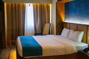Postel nebo postele na pokoji v ubytování Elijah Hotel
