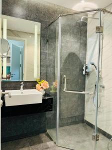a bathroom with a sink and a shower at CĂN HỘ ALTARA Hương vị Biển in Quy Nhon