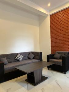 uma sala de estar com um sofá e uma mesa em Unic Residence And Transit Hotel em Katunayaka