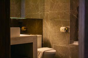 Koupelna v ubytování Elijah Hotel