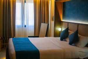 Postel nebo postele na pokoji v ubytování Elijah Hotel