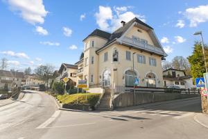 a large house on the side of a street at Liebelei Miesbach Boutique Apartment - 2 Min zum Bahnhof, eigener Parkplatz in Miesbach
