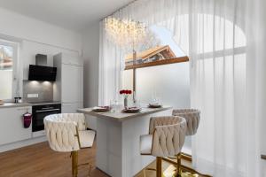 a kitchen with a table and chairs in a room at Liebelei Miesbach Boutique Apartment - 2 Min zum Bahnhof, eigener Parkplatz in Miesbach