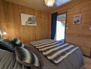 Łóżko lub łóżka w pokoju w obiekcie Chalet l'Appel de la Forêt