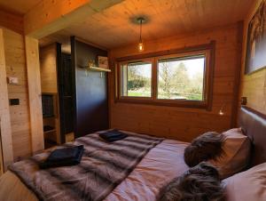Łóżko lub łóżka w pokoju w obiekcie Chalet l'Appel de la Forêt