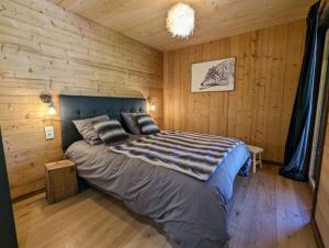Łóżko lub łóżka w pokoju w obiekcie Chalet l'Appel de la Forêt