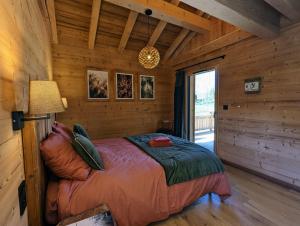 Łóżko lub łóżka w pokoju w obiekcie Chalet l'Appel de la Forêt
