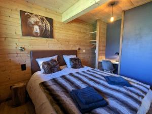 Łóżko lub łóżka w pokoju w obiekcie Chalet l'Appel de la Forêt