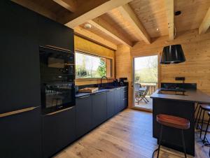 Kuchnia lub aneks kuchenny w obiekcie Chalet l'Appel de la Forêt