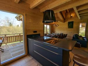Telewizja i/lub zestaw kina domowego w obiekcie Chalet l'Appel de la Forêt
