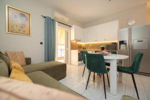 Η κουζίνα ή μικρή κουζίνα στο Cozy Stay Preveza +26 φωτογραφίες