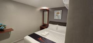 Postel nebo postele na pokoji v ubytování Enrich Hotel Semenyih by uBook