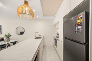 Kuchyň nebo kuchyňský kout v ubytování Chic West End Stay with Gym & Pool Access