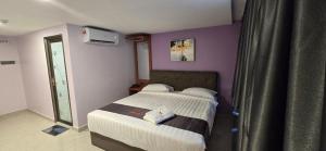 Postel nebo postele na pokoji v ubytování Enrich Hotel Semenyih by uBook