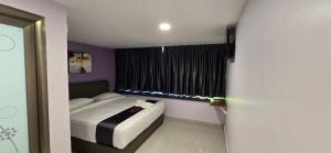 Postel nebo postele na pokoji v ubytování Enrich Hotel Semenyih by uBook