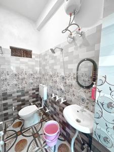 Ένα μπάνιο στο Brijwasi Bliss Apartment