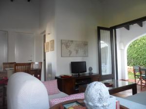 a living room with a couch and a tv at Nachetes 1 in Cala Blanca
