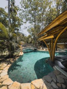 Πισίνα στο ή κοντά στο Tropik Resort Lombok +28 φωτογραφίες