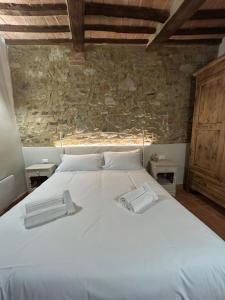 Una cama o camas en una habitación de L'Amorino di Raffaella