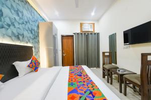 Postel nebo postele na pokoji v ubytování FabHotel VR Residency -1 km to AIIMS