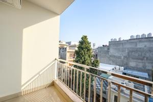 Balkón nebo terasa v ubytování FabHotel VR Residency -1 km to AIIMS
