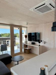 a living room with a tv and a couch at Villa Aria Buqez Vita in Drage