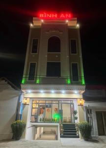 a building with a lit up sign on top of it at Nhà nghỉ Bình An in Ðông Tác (1) +25 photos