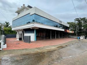 KotamangalamNew star homes的建筑物前的空停车场