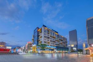 Un palazzo alto in una città di notte di Bingo-威尔顿酒店-昆明火车站云纺商业城店 a Kunming
