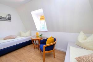 a room with a bed and a table and a chair at Harzträume No2 mit Parkplatz - Zentrum - Brockenbahn - 2 SZ in Wernigerode