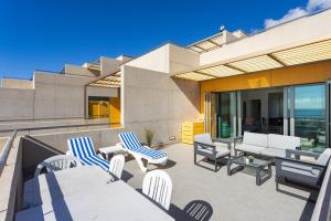Balkón nebo terasa v ubytování MEDANO Surf Beach Holiday Home by Sunkeyrents