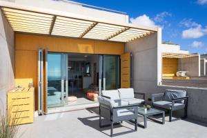 Balkón nebo terasa v ubytování MEDANO Surf Beach Holiday Home by Sunkeyrents